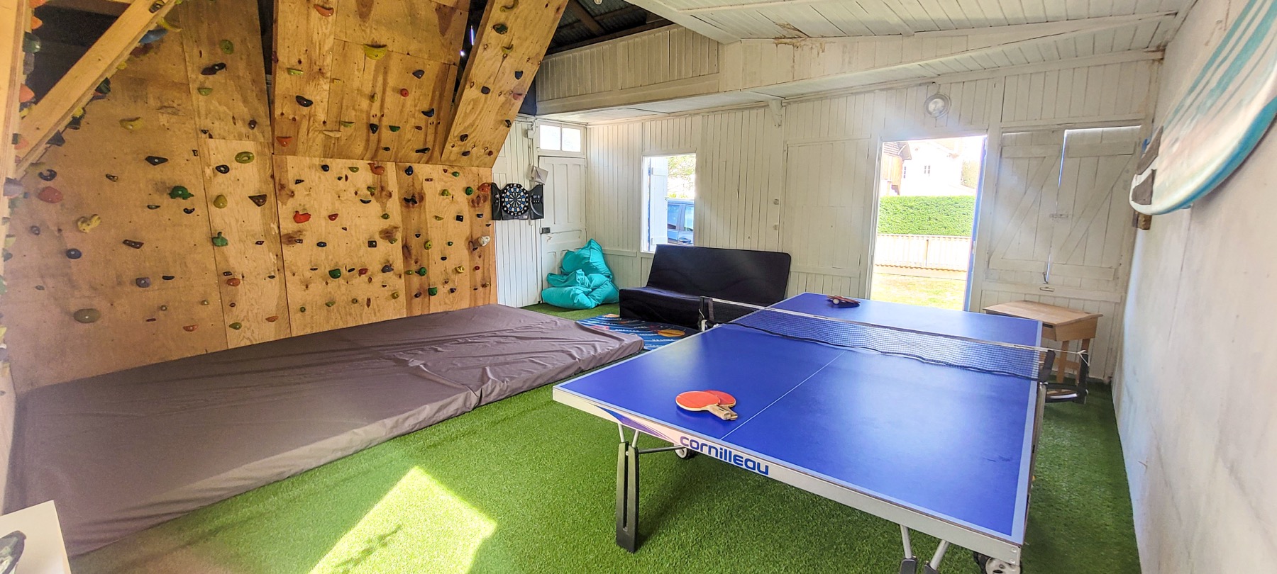 Salle escalade mur de bloc et ping-pong