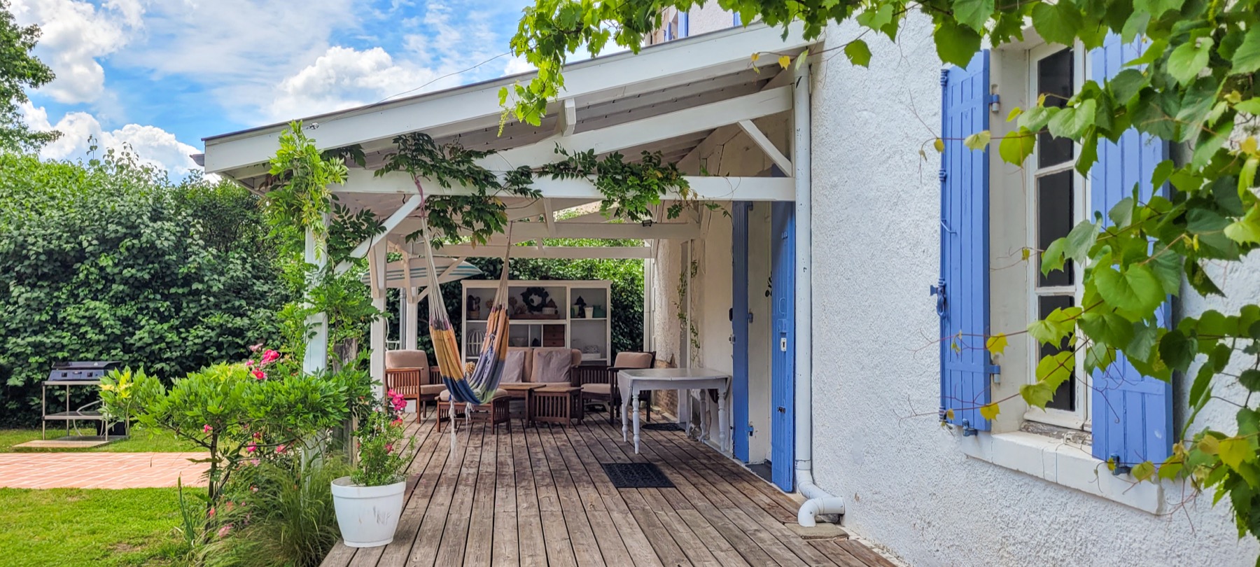 Terrasse hamac pergola glycine porte bleue