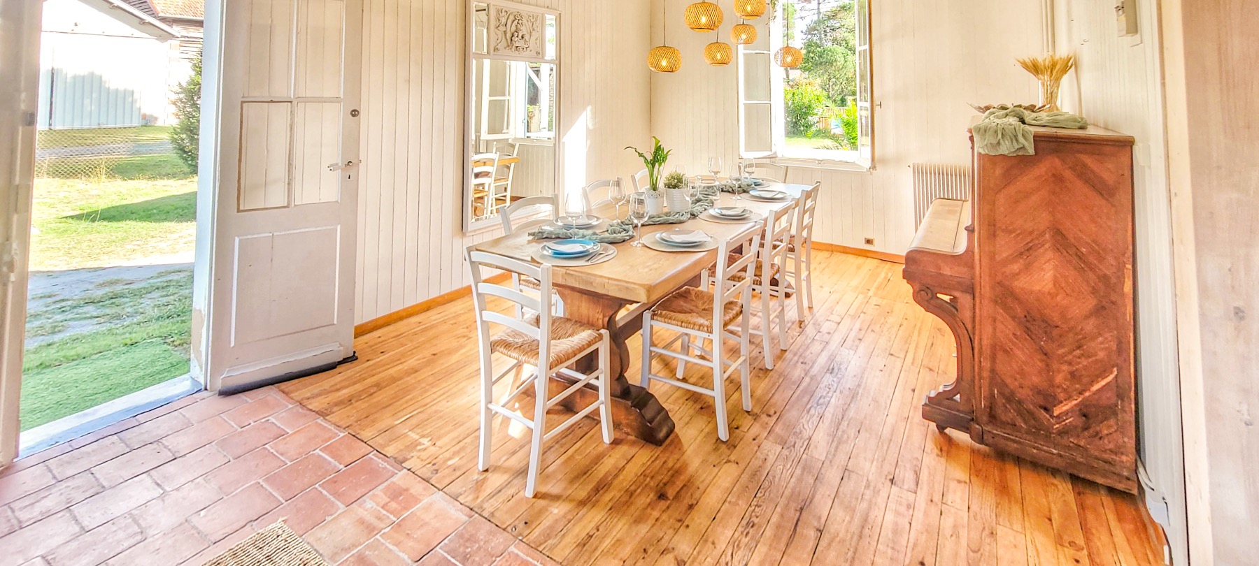 Grande salle à manger avec piano