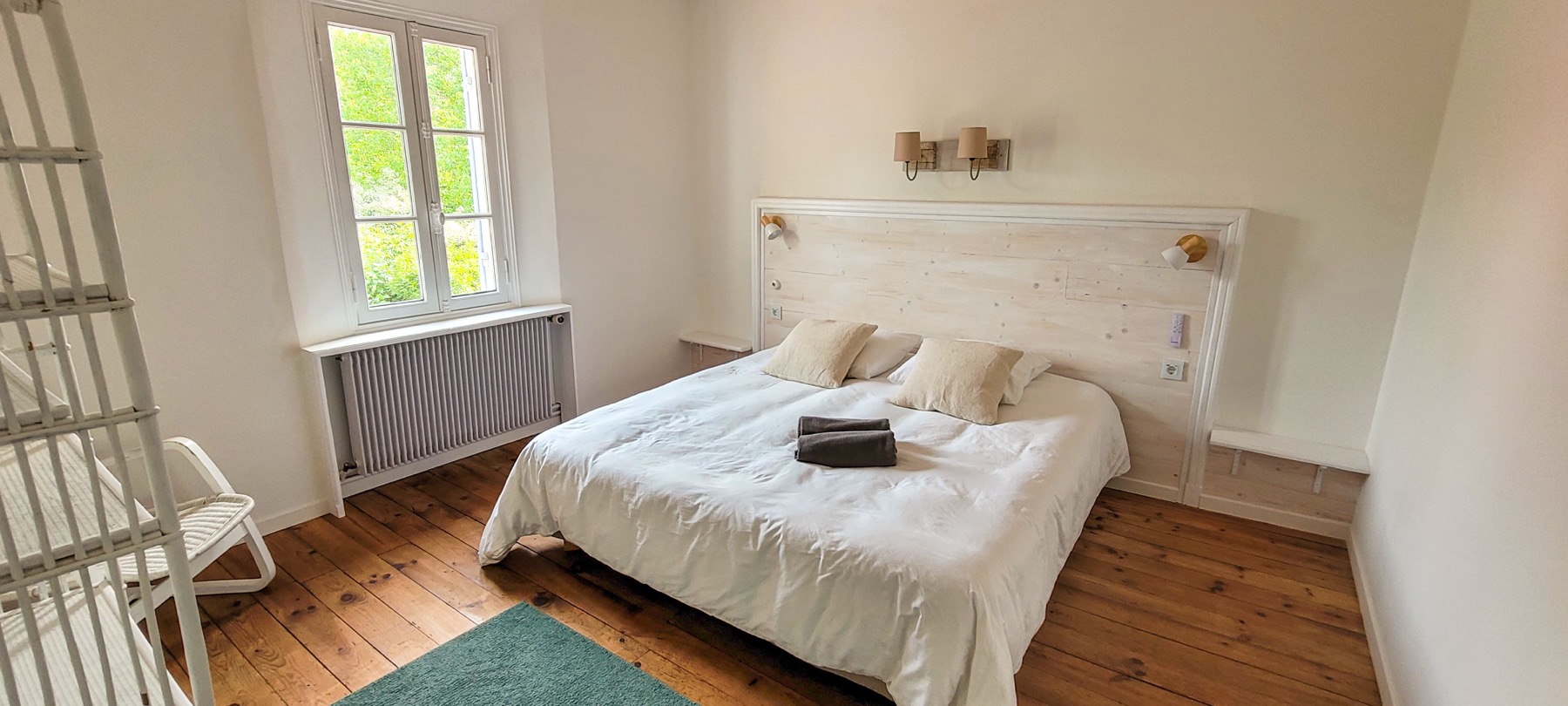 Chambre double lit bois clair lumière naturelle