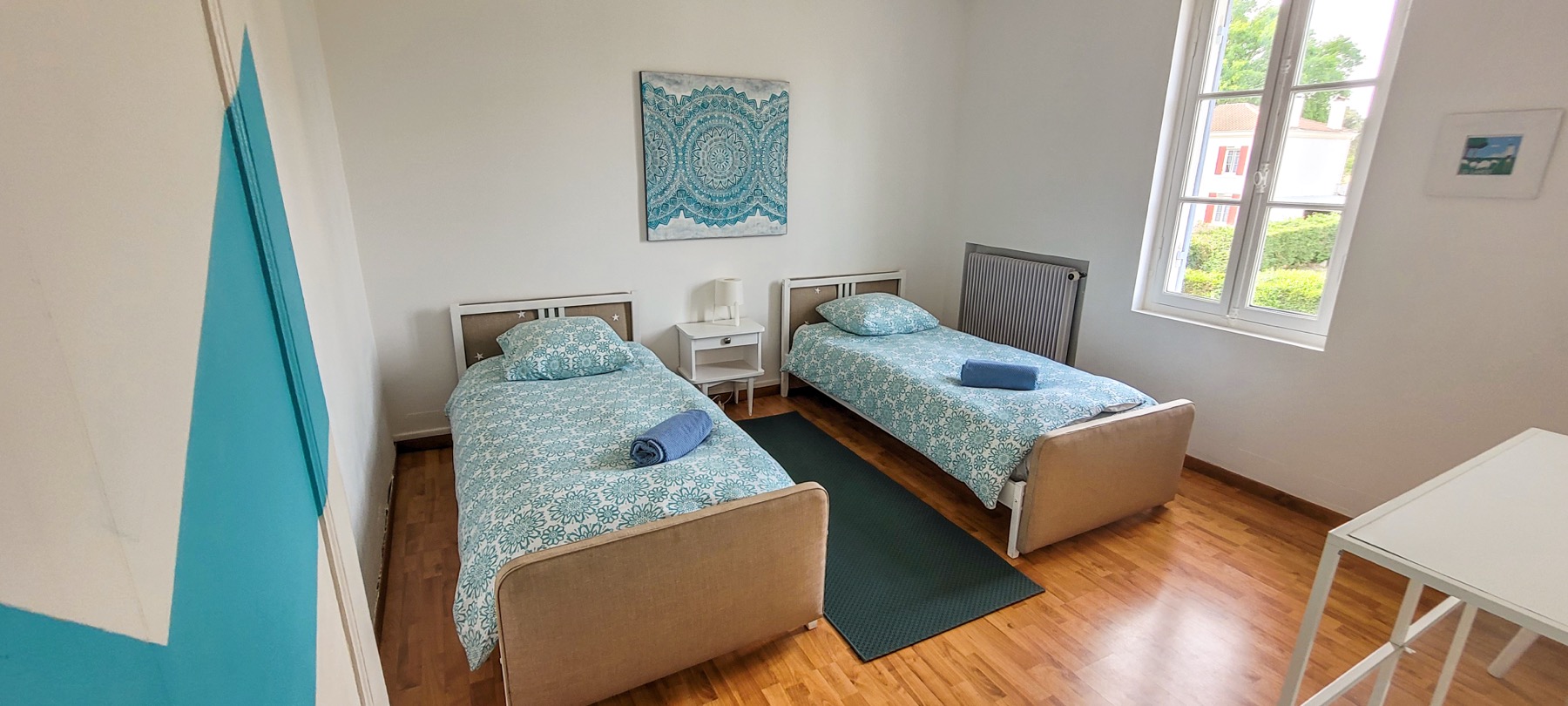 Chambre deux lits simples linge turquoise