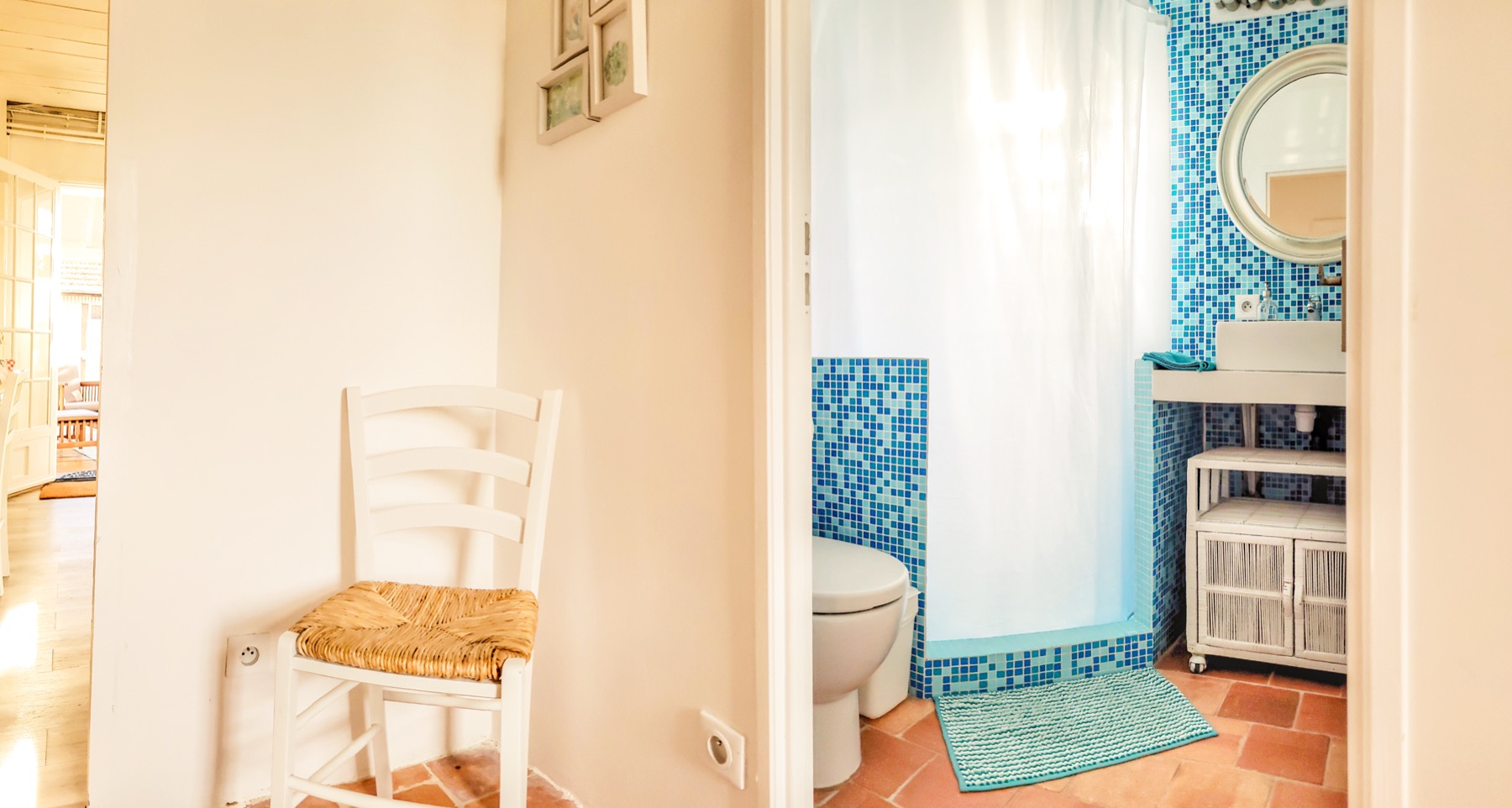 Salle de bain mosaïque turquoise miroir rond