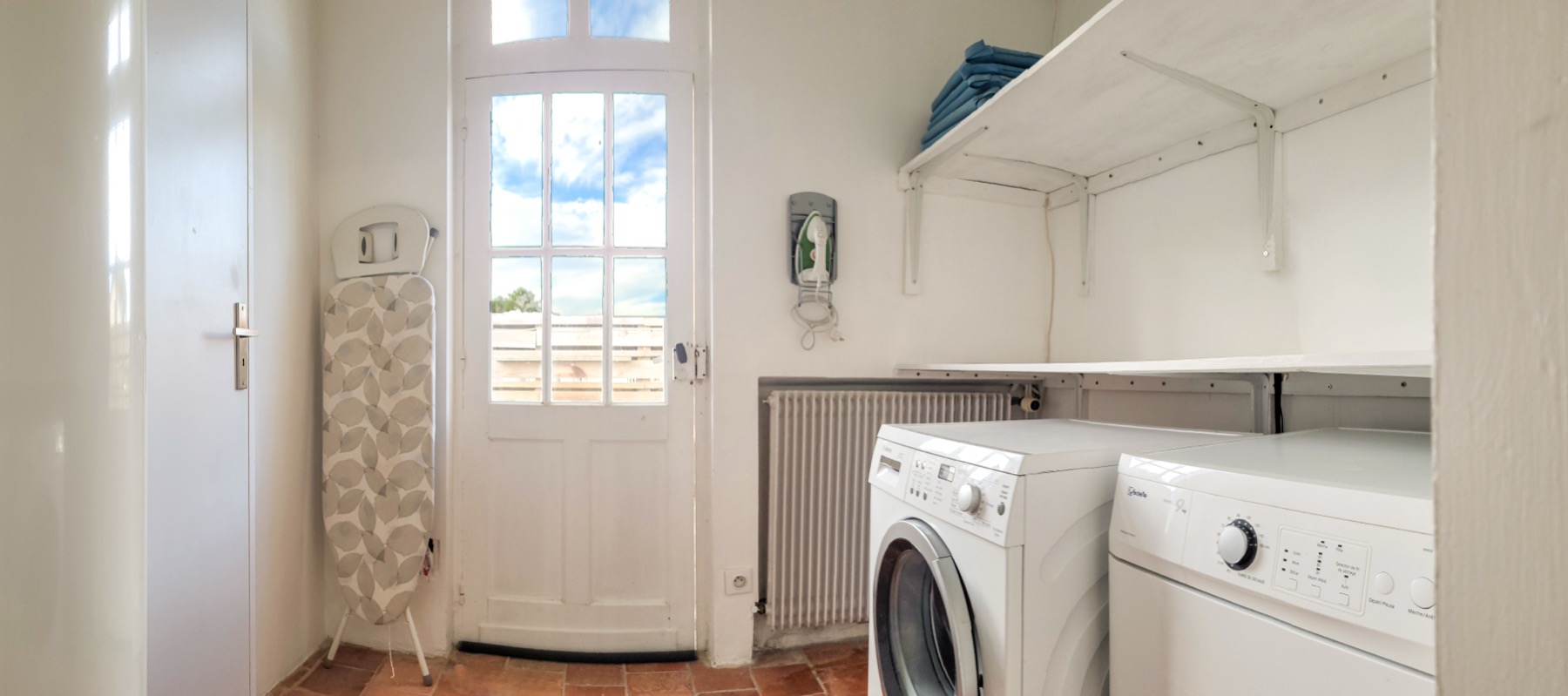 La buanderie tout équipée : lave-linge et sèche-linge à disposition