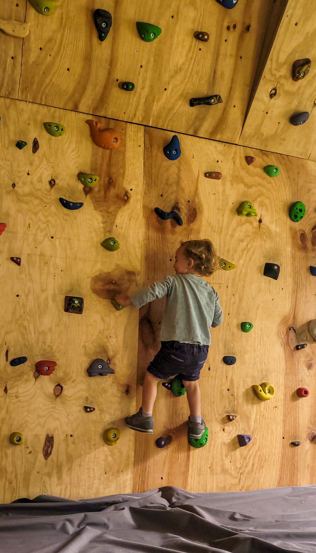 Enfant sur le mur d'escalade