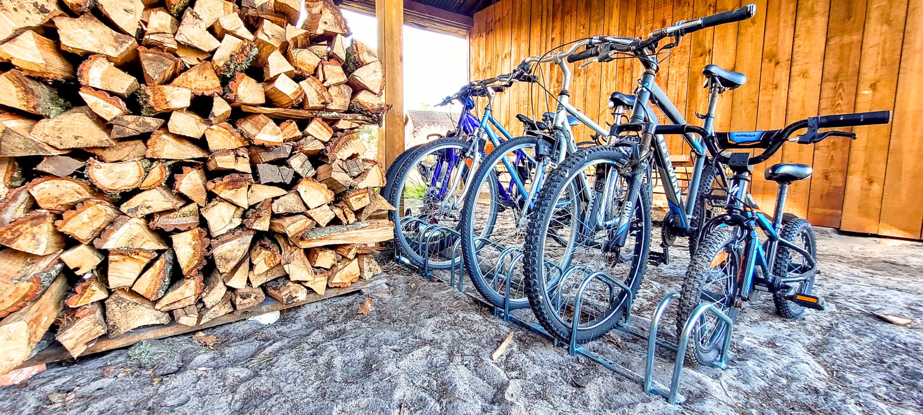 Vélos et bois de chauffage — abri couvert équipements
