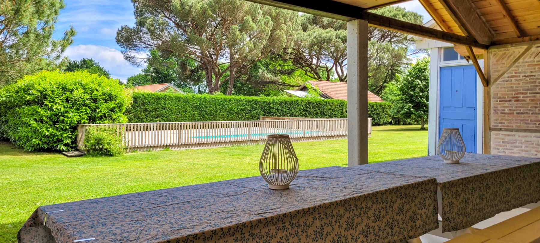 Boulangerie terrasse vue pelouse et piscine
