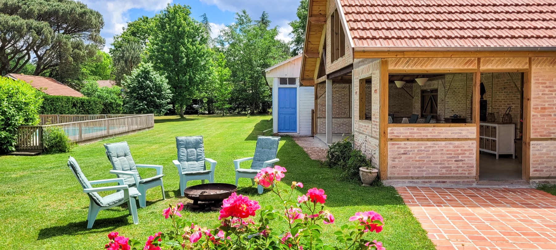 Jardin brasero chaises roses vue boulangerie