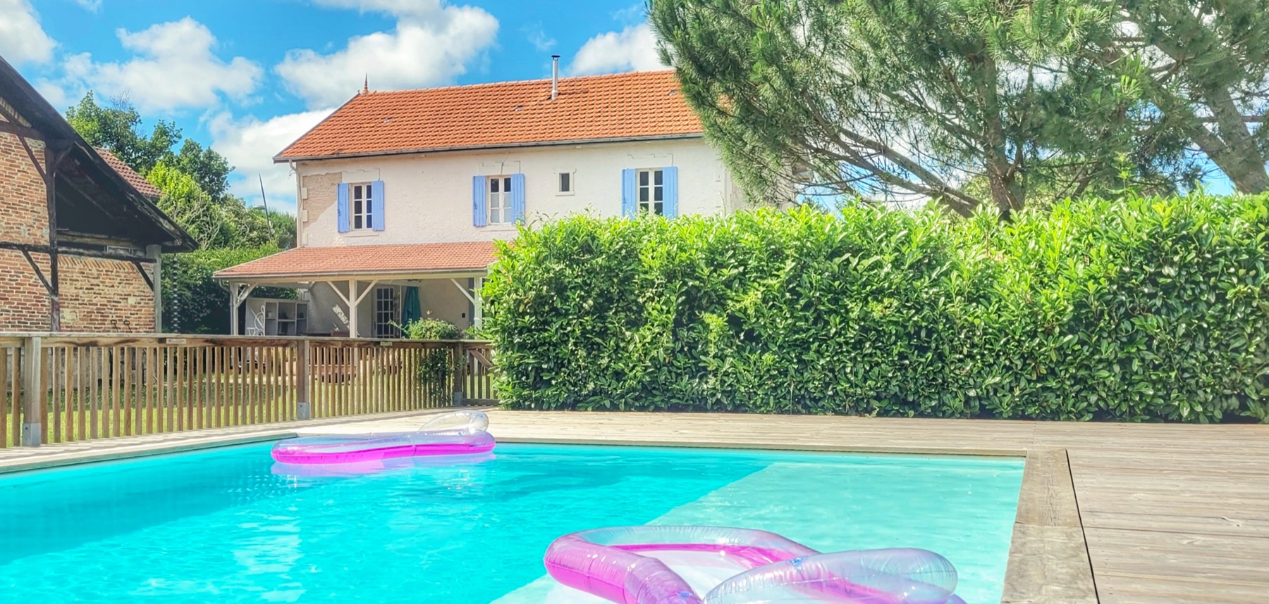 Piscine bouées roses ciel bleu