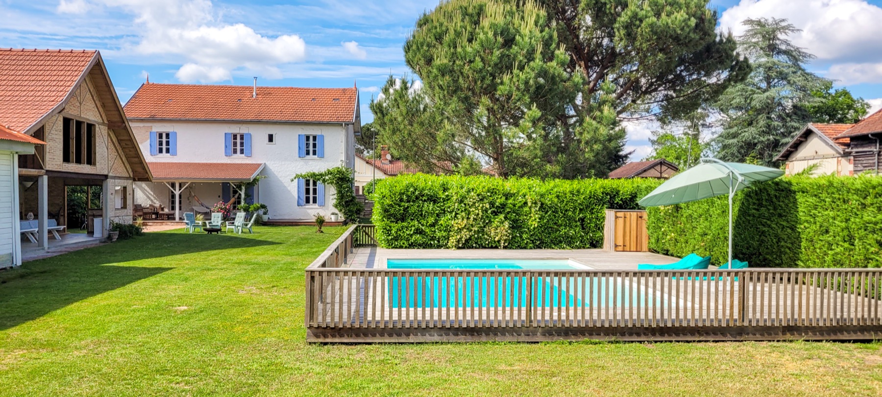 Piscine vue ensemble grange et maison