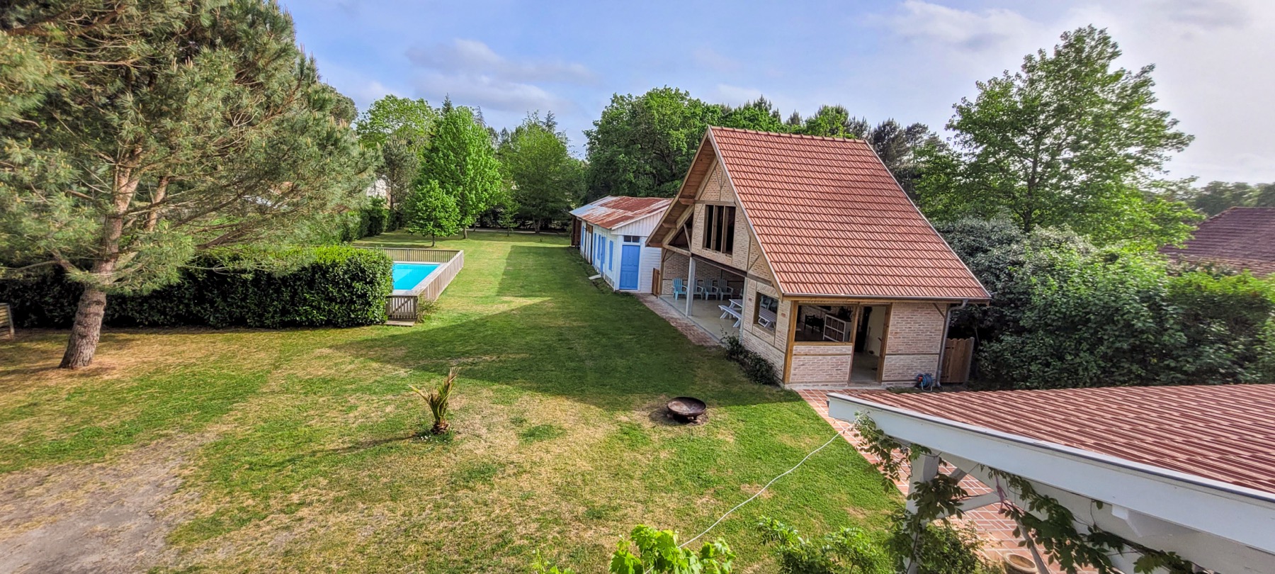 Vue aérienne piscine et boulangerie